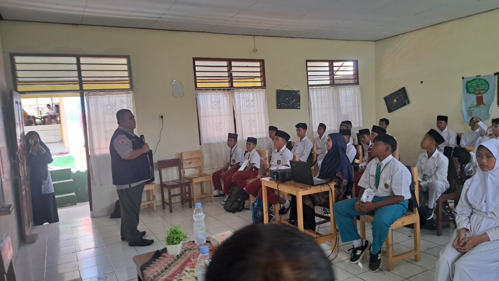 BPBD KOTA CILEGON MEMBERIKAN SOSIALISASI DAN EDUKASI KEBENCANAAN KEPADA PARA PELAJAR PADA KEGIATAN MPLS DI KOTA CILEGON